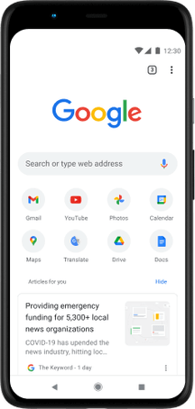 โทรศัพท์ Pixel 4 XL ที่แสดงแถบค้นหาของ Google.com แอปโปรด และบทความที่แนะนำบนหน้าจอ